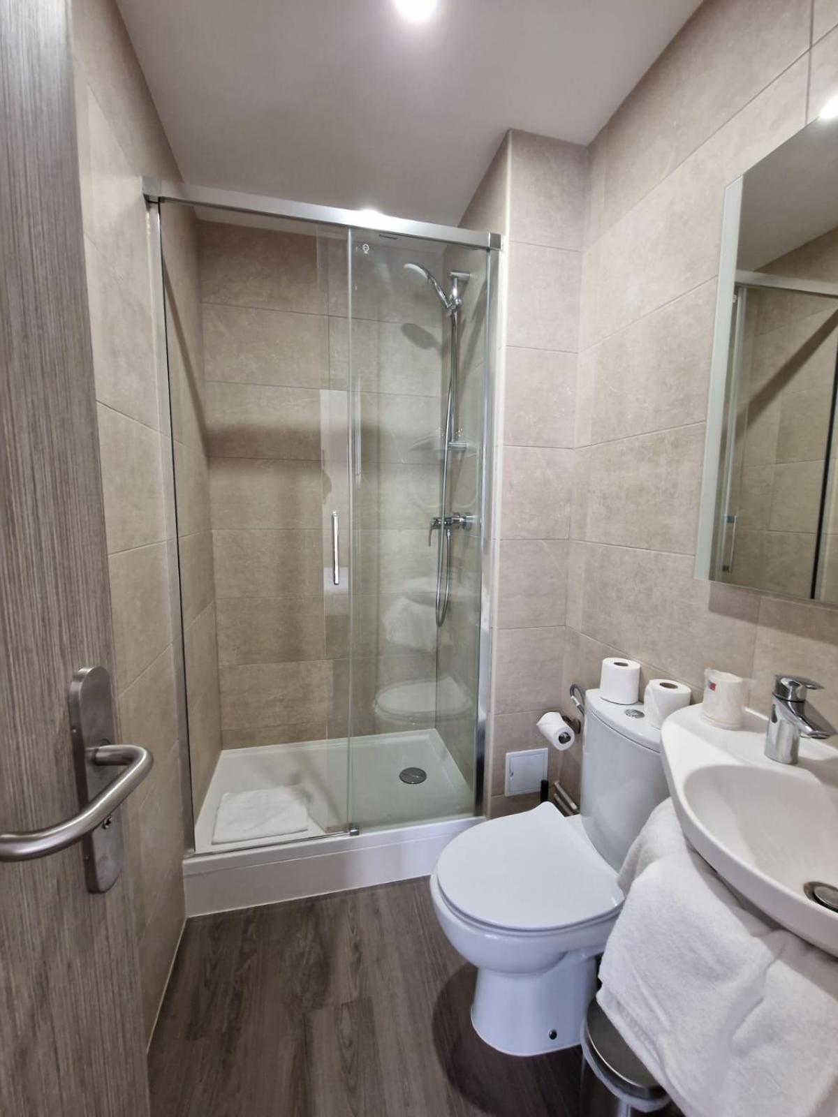 Hotel D'Anjou Levallois-Perret Bagian luar foto